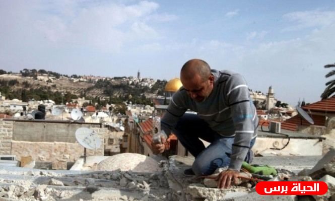 عائلة مقدسية تجبر على هدم 4 بركسات بيدها في جبل المكبر