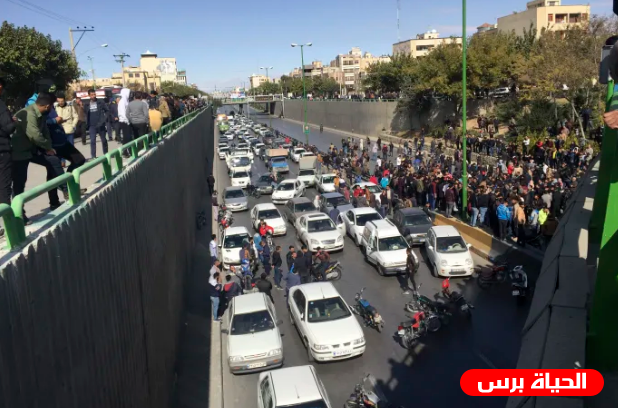 مظاهرات ضد النظام في محافظات إيرانية وخامنئي يصفهم بالمخربين
