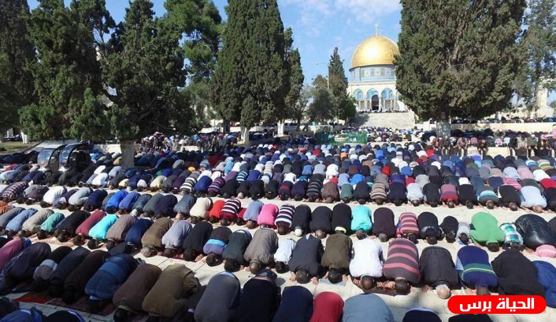 عشرات الآلاف يؤدون الجمعة في الأقصى