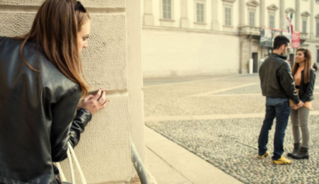 شاهد : زوجة تضبط زوجها يخونها في غرفتها وهذا ما فعلته