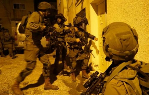 الاحتلال يعتقل شابا من كوبر ويفتش منازل في دير نظام