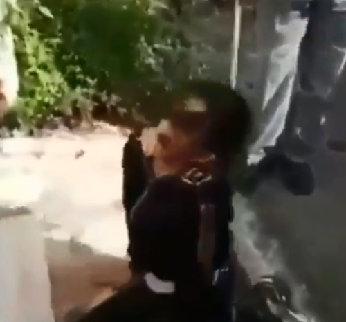 فيديو : فتاة إيرانية تبكي على باب السجن بعد الحكم بإعدام أبيها