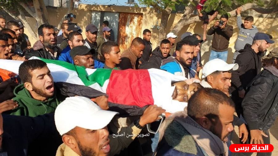 جماهير غفيرة تُشيع جثمان الشهيد السواركة في دير البلح