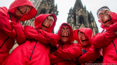 على الطريقة الهوليوودية .. لصوص يسرقون بنكاً في إيطاليا