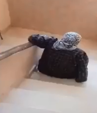 مصر: شاب يهين والدته المقعدة ويوثق جريمته بالفيديو