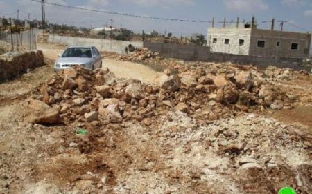 Israeli forces close off agricultural roads south of Hebron
