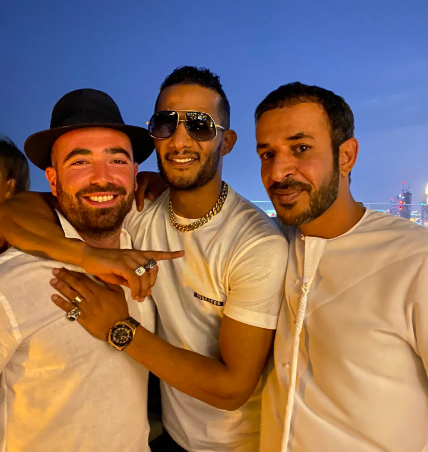 إعلامي إماراتي يحذف صورة تجمع محمد رمضان بفنان إسرائيلي .. لماذا؟!