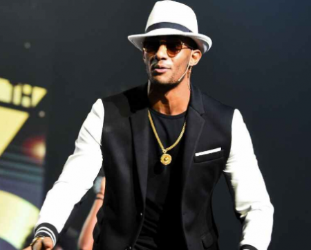 فيديو معجب يقتحم يخت محمد رمضان .. وهذا رد فعله