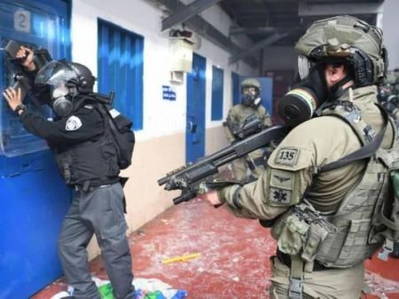 قوات القمع تقتحم قسم (22) في "عوفر" والأسرى يرجعون وجبات الطعام