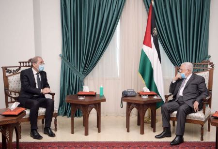 Jordan’s foreign minister arrives in Ramallah to convey King Abdullah’s condolences on Erekat
