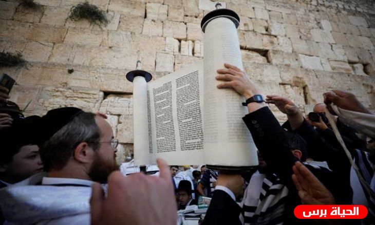مستوطنون يؤدون طقوسا تلمودية قرب اللبن الشرقية