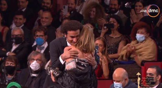 علي ربيع يحتضن يسرا ويقول 