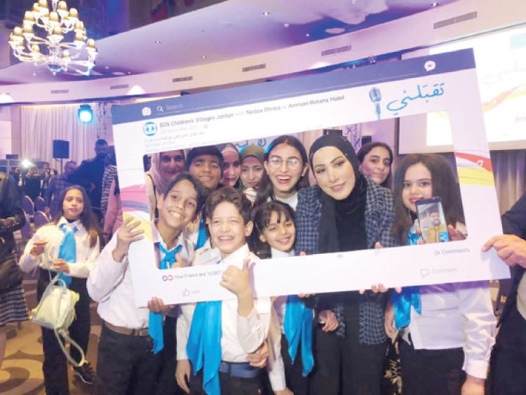 نداء شرارة تقدم عملا خاصا للايتام
