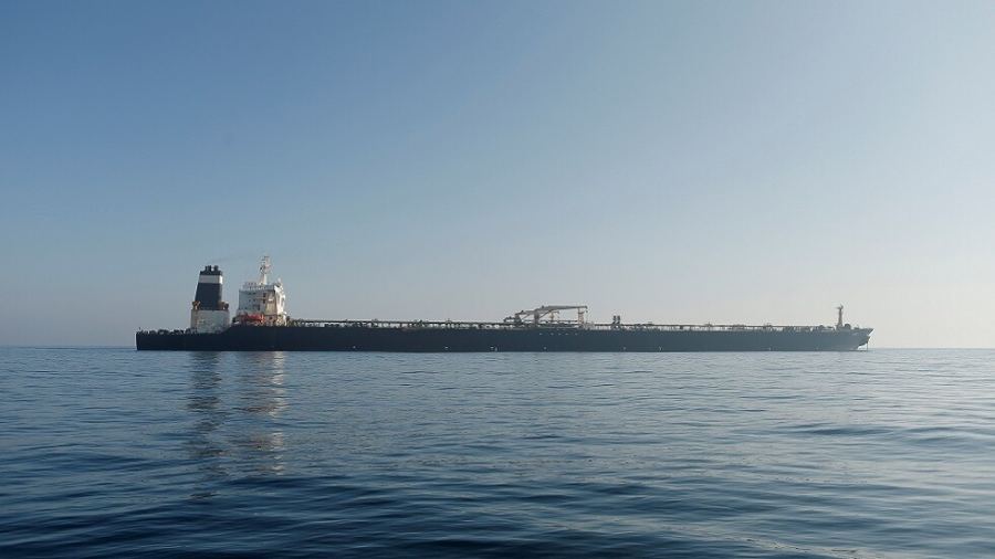 مدمرة أمريكية تعترض ناقلة نفط ايرانية في بحر عمان