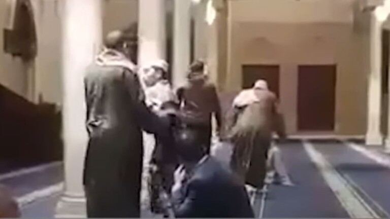 شاهد بالفيديو حادثة اعتداء الدكتور مبروك عطية على شخص في المسجد