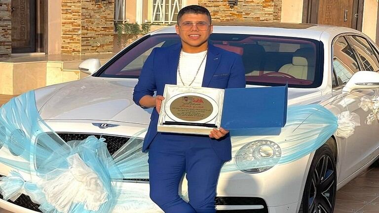 مشعل المطيري يكرم عمر كمال بسيارة بنتلي