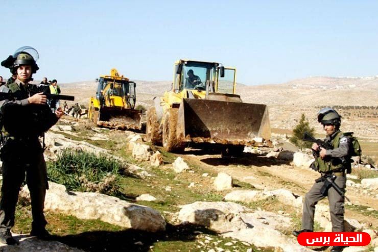 الاحتلال يجرف أراضي ويغلق طرقا زراعية قرب جبل صبيح 