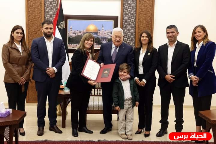 الرئيس عباس يمنح القائد الوطني الكبير المرحوم صائب عريقات نجمة الشرف من الدرجة العليا