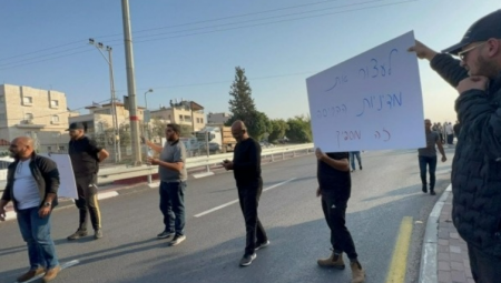محتجون ضد قرار هدم ضياء جابر في الطيبة