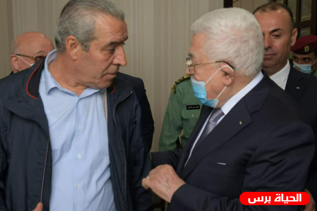 رغم توثيقه .. حسين الشيخ ينفي وجود حساب للرئيس عباس على تويتر