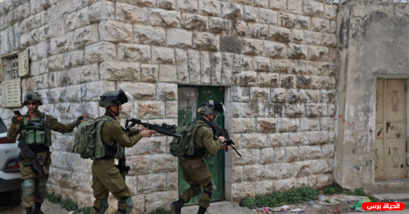 قوات الاحتلال تقتحم منزل عائلة الشهيد محمد صوف وتعتقل 4 مواطنين