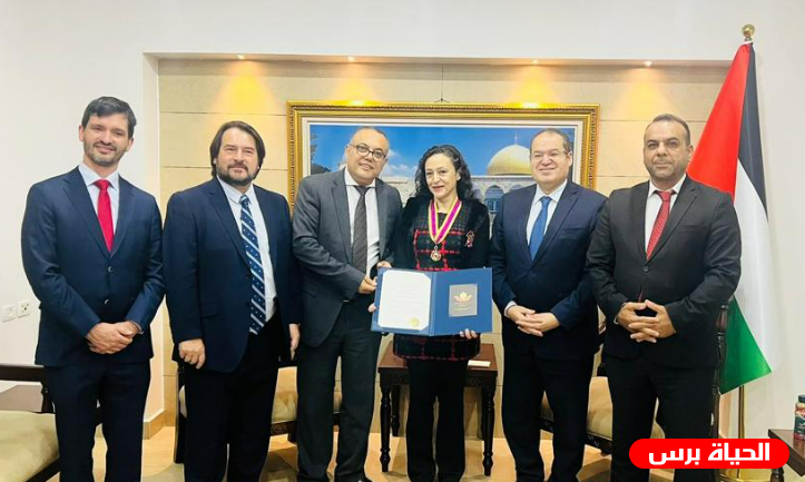 نيابة عن الرئيس: الخالدي يقلد الكاتبة لينا مرواني وسام الثقافة والعلوم والفنون