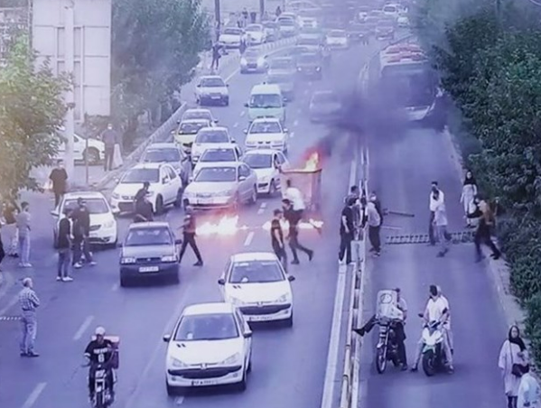 قتلى وجرحى بهجوم مسلح وسط سوق مركزي في إيران