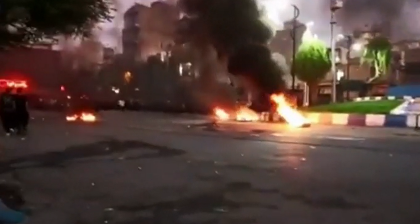 بالفيديو: حرق منزل الخميني في إيران والاعتداء على متظاهرين داخل محطة قطار