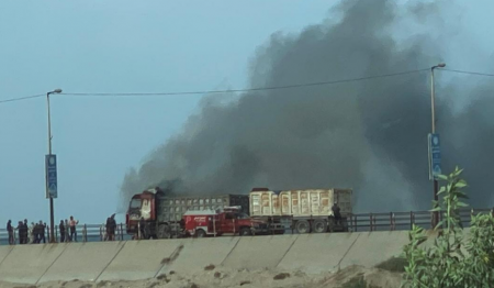 مخيم النصيرات: احتراق شاحنة محملة بالضائع على جسر البحر