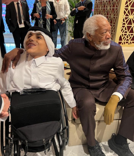 قصة يد مورغان فريمان خلال ظهوره في افتتاح كأس العالم 2022