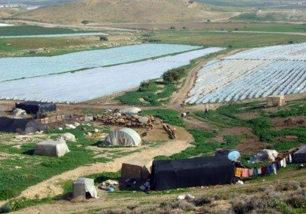 الاحتلال يمنع البناء في 11 مبنى سكني ويهدم منشآت في قرية الزبيدات