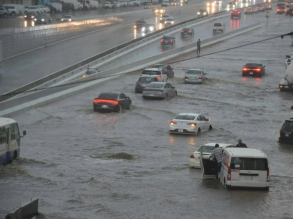 طقس جدة : وفاة شخصين وتعليق للدراسة جراء الأمطار الغزيرة