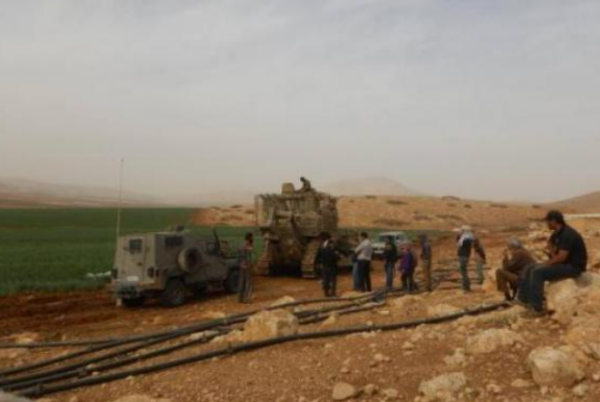 مستوطنون يحرثون أراضي بمنطقة مكحول بالأغوار تمهيداً لسرقتها