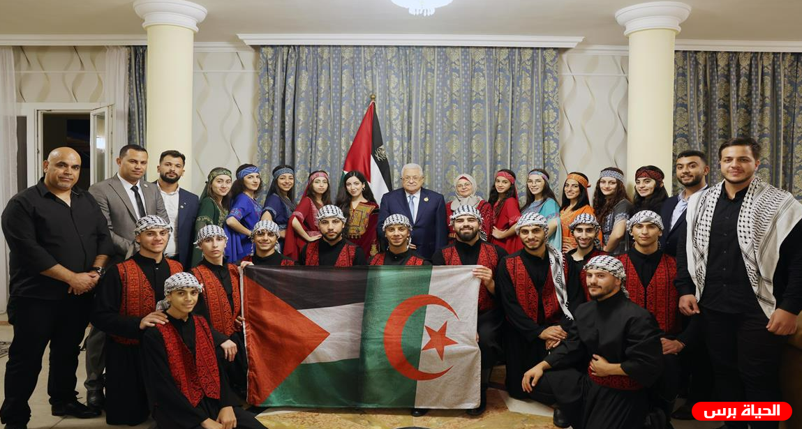 الرئيس يستقبل فرقة بيسان للفنون الشعبية الفلسطينية
