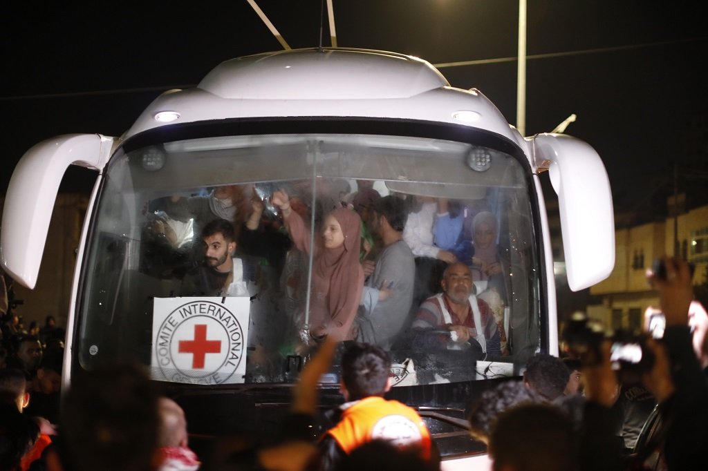الافراج عن مجموعة من الأسيرات والأطفال الأسرى ضمن صفقة تبادل مع الاحتلال