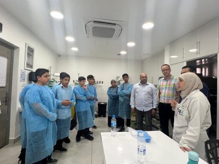 طلاب ثانوية الاستجابة يتعرفون على بيئة العمل الطبي خلال زيارة ميدانية إلى مستشفى الراعي