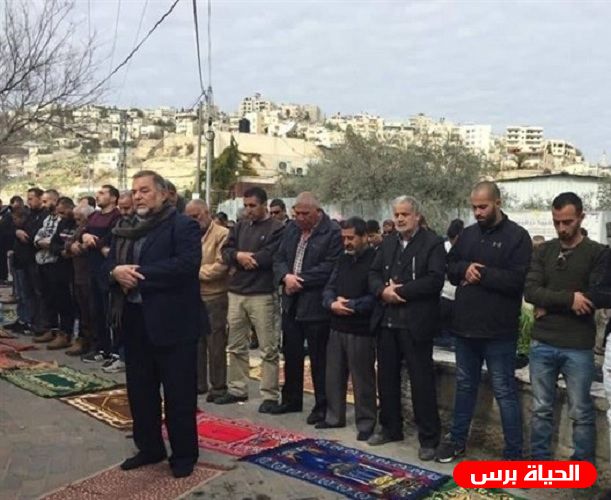 عشرات المواطنين يؤدون صلاة الجمعة على أراضيهم المهددة بالاستيلاء شمال طولكرم