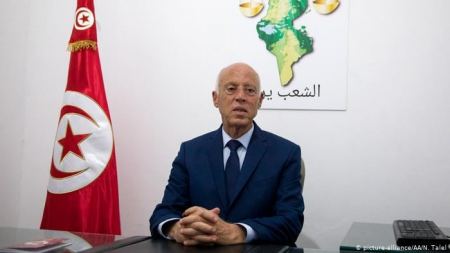 الرئيس التونسي يمدد حالة الطوارئ لمدة شهر