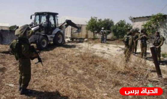 الاحتلال يدمر منشأة صناعية ويعتقل إثنين من أصحابها في الظاهرية