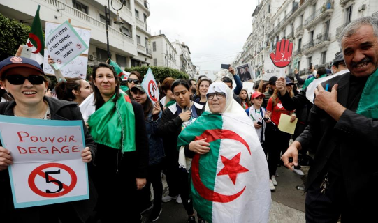 الجزائر : الآلاف يتظاهرون في الجمعة الأخيرة قبل الإنتخابات الرئاسية