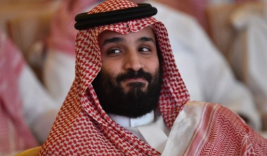 شاهد .. ولي العهد السعودي محمد بن سلمان في الدرعية يتابع نزال جونيور وجوشوا
