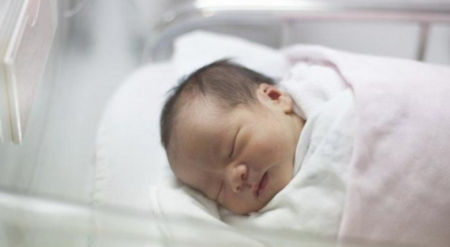 فتاة تلد دون أن تعلم أنها حامل 