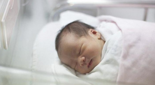 فتاة تلد دون أن تعلم أنها حامل 