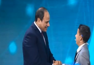 السيسي يحتضن الطفل المتحدي للسرطان .. فيديو