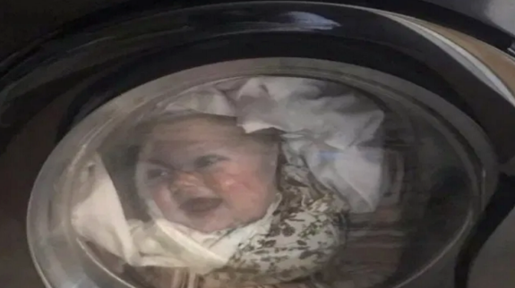 أب يصاب بنوبة قلبية بعد مشاهدة طفل داخل غسالة