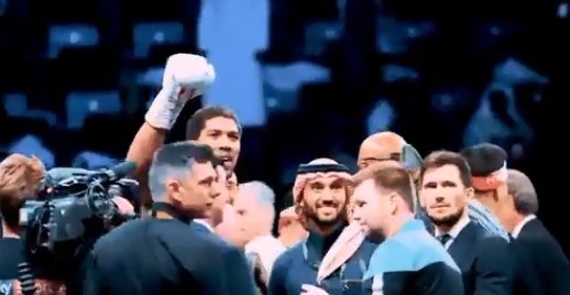 هكذا فاجأ الملاكم البريطاني أنطوني جوشوا محمد بن سلمان