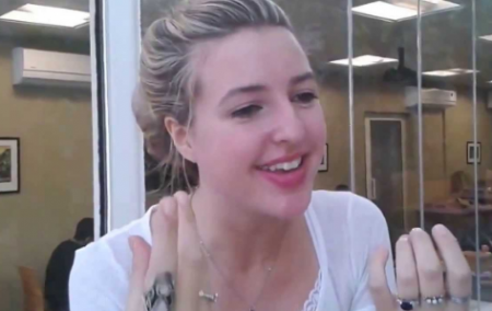 مغنية أمريكية تتلوا آية الكرسي بصوت رائع شاهد