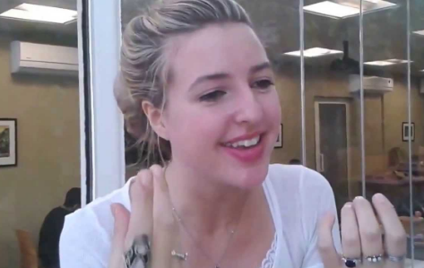 مغنية أمريكية تتلوا آية الكرسي بصوت رائع شاهد