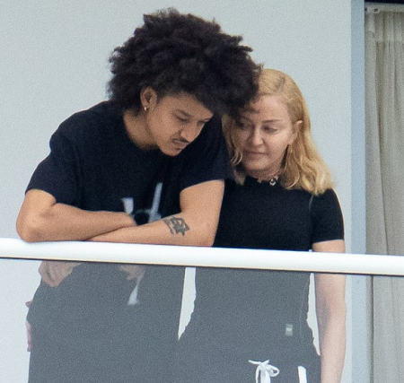 مادونا الستينية تواعد شاب أصغر من نصف عمرها