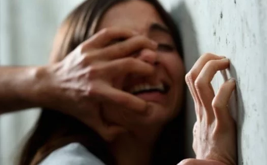 شاب يقتل شقيقته ويدفنها في غرفته لسبب صادم